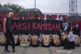 Sejumlah aktivis melakukan aksi 