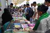 Jamaah Jumat mengamati sejumlah buku agama yang dijual remaja masjid saat berlangsung Bazar Buku Gema Ramadhan di Masjid Raya Baiturrahman, Banda Aceh, Jumat (10/5/2019). Bazar Buku Gema Ramadhan yang merupakan kegiatan rutin remaja masjid setiap bulan Ramadhan yang menyajikan berbagai buku bidang ilmu agama dengan harga murah dibanding pasar bebas. (Antara Aceh/Ampelsa)