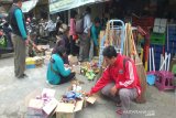 Satpol PP Kulon Progo menyita ribuan makanan dan minuman kedaluwarsa