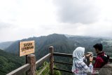 Warga menikmati suasana pemandangan lembah di Tebing Keraton, Kabupaten Bandung, Jawa Barat, Jumat (10/5/2019). Kawasan tersebut dimanfaatkan warga sebagai tempat ngabuburit atau tempat menunggu waktu berbuka puasa. ANTARA JABAR/M Agung Rajasa/agr