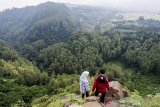 Warga menikmati suasana pemandangan lembah di Tebing Keraton, Kabupaten Bandung, Jawa Barat, Jumat (10/5/2019). Kawasan tersebut dimanfaatkan warga sebagai tempat ngabuburit atau tempat menunggu waktu berbuka puasa. ANTARA JABAR/M Agung Rajasa/agr