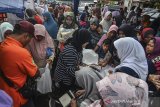 Warga antre membeli sembako pada operasi pasar murah rakyat Ramadan yang diselenggarakan Tim Pengendali Inflasi Daerah (TPID) di Halaman Kantor Kecamatan Tamansari, Kota Tasikmalaya, Jawa Barat, Kamis (9/5/2019). Memasuki bulan Ramadhan, TPID setempat setiap menggelar operasi pasar murah rakyat di sejumlah titik keramaian untuk menjamin kestabilan harga kebutuhan pokok sekaligus mengendalikan inflasi pada level wajar. ANTARA JABAR/Adeng Bustomi/agr