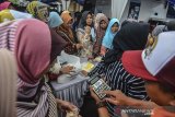 Warga antre membeli sembako pada operasi pasar murah rakyat Ramadan yang diselenggarakan Tim Pengendali Inflasi Daerah (TPID) di Halaman Kantor Kecamatan Tamansari, Kota Tasikmalaya, Jawa Barat, Kamis (9/5/2019). Memasuki bulan Ramadhan, TPID setempat setiap menggelar operasi pasar murah rakyat di sejumlah titik keramaian untuk menjamin kestabilan harga kebutuhan pokok sekaligus mengendalikan inflasi pada level wajar. ANTARA JABAR/Adeng Bustomi/agr