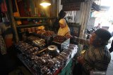 Pedagang kurma melayani pembeli di salah satu stan di kawasan wisata religi Makam dan Masjid Sunan Ampel, Surabaya, Jawa Timur, Jumat (10/5/2019). Kawasan tersebut menjadi salah satu pusat penjualan berbagai macam jenis kurma di Surabaya yang dijual mulai harga Rp30.000 hingga Rp300.000 per kilogram. Antara Jatim/Moch Asim/zk.