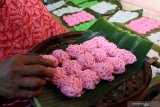 Pekerja membuat makanan khas bulan Ramadhan 