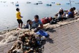 Warga negara asing yang juga pemerhati lingkungan memungut sampah dalam gerakan bersih pantai dan laut memperingati International Coastal Cleanup 2019 di Pantai Mertasari, Denpasar, Bali, Jumat (10/5/2019). Kegiatan tersebut dalam upaya membebaskan laut dari sampah, terutama sampah plastik yang dinilai menjadi ancaman serius di perairan. ANTARA FOTO/Nyoman Hendra Wibowo/nym.