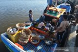 Nelayan membongkar hasil tangkapan ikan dari kapal di pelabuhan Perikanan Samudera Koetaradja, Banda Aceh, Sabtu (11/5/2019). Harga penawaran ikan di daerah itu naik dari Rp200.000 menjadi Rp350.000 perkeranjang (30 kg) karena produksi ikan berkuarang sehubungan para nelayan belum seluruhnya melaut pasca libur perayaan meugang ramadhan. (Antara Aceh/Ampelsa)