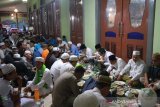 Calon Wakil Presiden nomor urut 02 Sandiaga Salahuddin Uno buka puasa bersama di Masjid Jami Banjarmasin, Kalimantan Selatan, Sabtu (11/5/2019).Cawapres nomor urut 02 Sandiaga Uno melakukan Safari Ramadhan ke Kalsel, mengikuti buka puasa bersama warga di Mesjid Jami Banjarmasin.Foto Antaranews Kalsel/Bayu Pratama S. 