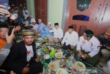 Calon Wakil Presiden nomor urut 02 Sandiaga Salahuddin Uno buka puasa bersama di Masjid Jami Banjarmasin, Kalimantan Selatan, Sabtu (11/5/2019).Cawapres nomor urut 02 Sandiaga Uno melakukan Safari Ramadhan ke Kalsel, mengikuti buka puasa bersama warga di Mesjid Jami Banjarmasin.Foto Antaranews Kalsel/Bayu Pratama S. 