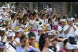 Sejumlah pelajar bersembahyang bersama saat perayaan Hari Saraswati atau hari turunnya ilmu pengetahuan di SD Negeri 1 Sumerta, Denpasar, Bali, Sabtu (11/5/2019). Hari Raya Saraswati merupakan hari yang diperingati umat Hindu untuk mensyukuri sekaligus memohon agar ilmu pengetahuan yang ada dapat bermanfaat bagi kesejahteraan umat manusia. ANTARA FOTO/Fikri Yusuf/nym.