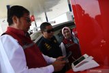 Menteri ESDM Ignasius Jonan (tengah) didampingi Direktur Utama PT Pertamina (Persero) Nicke Widyawati (kanan) menyaksikan Direktur Pemasaran Retail PT Pertamina (Persero) Mas'ud Khamid  (kiri) menggunakan aplikasi 'Link AJa