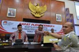 Ketua Komisi Independen Pemilihan (KIP) Aceh, Syamsul Bahri (kedua kiri) menerima amplop hasil rekapitulasi surat suara pemilu dari Ketua Komisi Independen (KIP) Aceh Tenggara, Harunsyah Putra (kanan) saat rapat pleno terbuka pada hari ke-5 di gedung DPR Aceh, Banda Aceh, Sabtu (11/5/2019). Hingga hari ke-5 rapat pleno yang dijadwalkan selesai tanggal 12 Mei 2019, KIP provinsi Aceh sudah menyelesaian rekapitulasi dan penetapan hasil penghitungan perolehan suara pemilu tahun 2019 tingkat provinsi untuk 19 kabupaten/kota dari total sebanyak 23 kabupaten kota se Aceh. (Antara Aceh/Ampelsa)