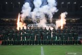 Pemain dan ofisial tim Persebaya Surabaya diperkenalkan kepada publik saat peluncurannya di Gelora Bung Tomo Surabaya, Jawa Timur, Sabtu (11/5/2019). Antara Jatim/Moch Asim/zk.