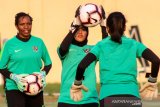 Sejumlah pesepak bola Tim Nasional wanita Indonesia U-21 berlatih di Stadion Jenggolo Sidoarjo, Jawa Timur, Sabtu (11/5/2019). Sebanyak 36 pemain menjalani pusatan latihan atau Training Centre (TC) sebagai persiapan menghadapi Piala AFF Wanita 2019 di Thailand pada 15-27 Agustus mendatang. Antara Jatim/Umarul Faruq/ZK