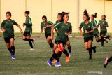 Sejumlah pesepak bola Tim Nasional wanita Indonesia U-21 berlatih di Stadion Jenggolo Sidoarjo, Jawa Timur, Sabtu (11/5/2019). Sebanyak 36 pemain menjalani pusatan latihan atau Training Centre (TC) sebagai persiapan menghadapi Piala AFF Wanita 2019 di Thailand pada 15-27 Agustus mendatang. Antara Jatim/Umarul Faruq/ZK