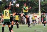  Sejumlah pesepak bola Tim Nasional wanita Indonesia U-21 berlatih di Stadion Jenggolo Sidoarjo, Jawa Timur, Sabtu (11/5/2019). Sebanyak 36 pemain menjalani pusatan latihan atau Training Centre (TC) sebagai persiapan menghadapi Piala AFF Wanita 2019 di Thailand pada 15-27 Agustus mendatang. Antara Jatim/Umarul Faruq/ZK