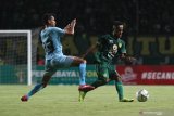 Pesepak bola Persebaya M Alwi Slamat (kanan) mencoba melewati pesepak bola Persela Delvin Rumbino (kiri) saat pertandingan uji coba di lapangan Gelora Bung Tomo, Surabaya, Jawa Timur, Sabtu (11/5/2019). Antara Jatim/Moch Asim/zk.