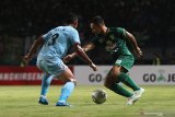 Pesepak bola Persebaya Damian Lizio (kanan) mencoba melewati pesepak bola Persela Lucky Wahyu (kiri) saat pertandingan uji coba di lapangan Gelora Bung Tomo, Surabaya, Jawa Timur, Sabtu (11/5/2019). Antara Jatim/Moch Asim/zk.