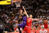 Pebasket BTN CLS Knights Indonesia Douglas Herring (kiri) berusaha menerobos blokade Pebasket Singapore Slingers  Delvin Goh (kanan) pada pertandingan gim keempat babak final ASEAN Basketball League (ABL) 2019 di GOR Kertajaya, Surabaya, Jawa Timur, Sabtu (11/5/2019). BTN CLS Knights Indonesia menang atas Singapore Slingers dengan skor 87-74. Antara Jatim/Didik Suhartono/zk.