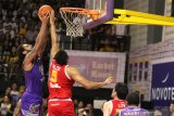 Pebasket BTN CLS Knights Indonesia Darryl Watkins (kiri) memasukkan bola dengan dihadang pebasket Singapore Slingers John Fields (kedua kiri) pada pertandingan gim keempat babak final ASEAN Basketball League (ABL) 2019 di GOR Kertajaya, Surabaya, Jawa Timur, Sabtu (11/5/2019). BTN CLS Knights Indonesia menang atas Singapore Slingers dengan skor 87-74. Antara Jatim/Didik Suhartono/zk.