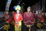 Perserta menunjukan aksi bermain musik patrol berkeliling kampung pada Festival Patrol Ramadhan di Banyuwangi, Jawa Timur, Sabtu (12/5/2019).  Festival seni musik yang identik  sebagai tradisi membangunkan orang sahur itu, diikuti 25 kelompok grup patrol untuk memeriahkan bulan Ramadhan di Banyuwangi. Antara Jatim/Budi Candra Setya/zk.