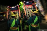 Perserta menunjukan aksi bermain musik patrol berkeliling kampung pada Festival Patrol Ramadhan di Banyuwangi, Jawa Timur, Sabtu (12/5/2019). Festival seni musik yang identik  sebagai tradisi membangunkan orang sahur itu, diikuti 25 kelompok grup patrol untuk memeriahkan bulan Ramadhan di Banyuwangi. Antara Jatim/Budi Candra Setya/zk.