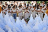 Umat Buddha berdoa saat upacara Pattidana di Vihara Buddha Sakyamuni, Denpasar, Bali, Minggu (12/5/2019). Upacara pelimpahan jasa tersebut untuk mendoakan arwah leluhur agar mendapatkan kebaikan dan kedamaian di alamnya yang merupakan salah satu ritual untuk menyambut Hari Raya Waisak. ANTARA FOTO/Fikri Yusuf/nym