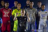 Sejumlah pesepak bola Persib Bandung memperkenalkan diri serta seragam baru pada acara Launching Tim Persib 2019 di Hotel Savoy Homann Bandung, Jawa Barat, Sabtu (11/5/2019). Persib Bandung yang saat ini dilatih oleh Robert Rene Alberts memperkenalkan satu seragam kandang dan dua seragam tandang serta 31 pemain dalam tim yang akan menjalani laga pada liga 1 2019. ANTARA JABAR/Novrian Arbi/agr