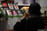 Jemaat Kristen Katolik berdoa saat misa peringatan setahun tragedi bom geraja Surabaya di Gereja Katolik Santa Maria Tak Bercela, Surabaya, Jawa Timur, Senin (13/5/2019). Pada peringatan tersebut juga dihadiri sejumlah pemuka agama dan melaksanakan doa lintas agama.Antara Jatim/Zabur Karuru