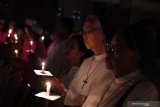 Jemaat Kristen Katolik dan sejumlah umat lintas agama berdoa bersama saat peringatan setahun tragedi bom geraja Surabaya di Gereja Katolik Santa Maria Tak Bercela, Surabaya, Jawa Timur, Senin (13/5/2019). Pada peringatan tersebut juga dihadiri sejumlah pemuka agama dan melaksanakan doa lintas agama. Antara Jatim/Zabur Karuru