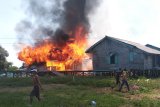 Empat rumah dinas guru SDN 03 Jongkong, Kecamatan Jongkong wilayah Kapuas Hulu Kalimantan Barat ludes terbakar, peristiwa itu terjadi sekitar pukul 09. 00 WIB, Sabtu (11/5 - 2019), tidak ada korban jiwa namun bangunan beserta isinya hangus terbakar. Foto Istimewa