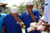 Dua tersangka pengedar narkoba dihadirkan saat pemusnahan barang bukti sabu di Kantor BNNP Kalbar di Pontianak, Kalbar, Selasa (13/5/2019). BNNP Kalbar memusnahkan 1,3 Kilogram sabu juga menyita uang tunai sebanyak Rp169 Juta serta beberapa buku tabungan dari dua tersangka pengedar narkoba yaitu Maskur dan Badol yang ditangkap di kawasan Pontianak Utara pada 26 April 2019. ANTARA FOTO/Jessica Helena WuysangANTARA FOTO/JESSICA HELENA WUYSANG (ANTARA FOTO/JESSICA HELENA WUYSANG)