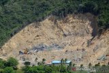 Penambang mengoperasikan alat berat mengambil material di perbukitan Desa Rima, Kabupaten Peukan Banda, Kabupaten Aceh Besar, Selasa (14/05/2019). Menurut Yayasan Hutan Alam dan Lingkungan Aceh (HAKA) selama tahun 2018, aceh kehilangan tutupan hutan mencapai 15.071 hektare (ha) atau menurun dibanding tahun 2017 yang luasnya mencapai 17.820 hektare dari total cakupan hutan aceh seluas 3,004 juta hektare. (Antara Aceh/Ampelsa)