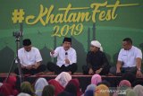 Ketua Pengurus Harian Dewan Masjid Indonesia (DMI), Sofyan Djalil (kedua kiri) yang juga Menteri Agraria dan Tata Ruang didampingi ustadz Taqy Malik (kedua kanan) memberikan sambutan saat pembukaan Khatam Festival di Masjid Raya Baiturrahman, Banda Aceh, Selasa (14/5/2019). Khatam Festival yang digelar di enam kota, salah satunya di Aceh melibatkan ratusan remaja muda masjid dan santri itu berlangsung sehari itu dalam rangka mengisi ibadah bulan ramadhan dan mewujudkan wadah ekonoimi keumatan berbasis masjid. (Antara Aceh/Ampelsa)