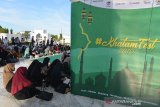 Remaja masjid dan santri menghadiri kegiatan Khatam Festival di Masjid Raya Baiturrahman, Banda Aceh, Selasa (14/5/2019). Khatam Festival yang dibuka oleh Ketua Pengurus Harian Dewan Masjid Indonesia (DMI), Sofyan Djalil yang juga Menteri Agraria dan Tata Ruang digelar di enam kota, salah satunya di Aceh itu berlangsung sehari dalam rangka mengisi ibadah bulan ramadhan dan mewujudkan wadah ekonoimi keumatan berbasis masjid. (Antara Aceh/Ampelsa)