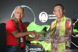 Gubernur Kalimantan Barat Sutarmidji (kanan) menerima cinderamata dari Direktur Network and IT Solution Telkom Indonesia Zulhefi Abidin (kiri) saat meresmikan Kalimantan Modern Broadband Island di Pontianak, Kamis (9/5/2019). PT Telkom Indonesia menjadikan Kalimantan sebagai pulau pertama di Indonesia yang menggunakan fiber optik sepanjang 23.114 Kilometer yang meliputi Kalimantan Barat, Kalimantan Selatan, Kalimantan Tengah, Kalimantan Timur dan Kalimantan Utara guna memberikan layanan broadband berkualitas bagi masyarakat. ANTARA FOTO/Jessica Helena WuysangANTARA FOTO/JESSICA HELENA WUYSANG (ANTARA FOTO/JESSICA HELENA WUYSANG)