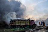 Petugas pemadam kebakaran berusaha memadamkan api yang membakar sebuah gudang tempat penyimpanan dan pengemasan karton bekas di kawasan Kletek, Taman, Sidoarjo, Jawa Timur, Selasa (14/5/2019).  Sebanyak enam pemadam kebakaran dikerahkan ke lokasi tersebut dan penyebab kebakaran masih belum diketahui. Antara Jatim/Umarul Faruq/zk.