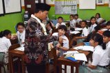Walikota Madiun Maidi mengajar di salah satu kelas SDK Santo Bernardus di Kota Madiun, Jawa Timur, Selasa (14/5/2019). Kegiatan tersebut merupakan bagian dari gerakan membangun karakter anak didik sejak dini. Antara Jatim/Siswowidodo/zk.