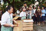 Walikota Madiun Maidi mengajar di salah satu kelas SDK Santo Bernardus di Kota Madiun, Jawa Timur, Selasa (14/5/2019). Kegiatan tersebut merupakan bagian dari gerakan membangun karakter anak didik sejak dini. Antara Jatim/Siswowidodo/zk.