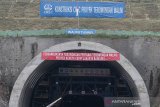 Suasana Tunnel Walini saat pengerjaan proyek Kereta Cepat Jakarta-Bandung di Kabupaten Bandung Barat, Jawa Barat, Selasa (14/5/2019). Pembangunan Proyek Kereta Cepat Jakarta - Bandung (KCJB) mencapai milestone baru setelah Tunnel Walini di Jawa Barat berhasil ditembus yang pengerjaannya dilaksanakan selama 15 bulan dengan panjang 608 meter ini menjadi tunnel pertama dari 13 tunnel KCJB lainnya yang berhasil ditembus. ANTARA JABAR/M Agung Rajasa/agr