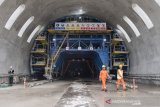 Pekerja melintas di dalam Tunnel Walini saat pengerjaan proyek Kereta Cepat Jakarta-Bandung di Kabupaten Bandung Barat, Jawa Barat, Selasa (14/5/2019). Pembangunan Proyek Kereta Cepat Jakarta - Bandung (KCJB) mencapai milestone baru setelah Tunnel Walini di Jawa Barat berhasil ditembus yang pengerjaannya dilaksanakan selama 15 bulan dengan panjang 608 meter ini menjadi tunnel pertama dari 13 tunnel KCJB lainnya yang berhasil ditembus. ANTARA JABAR/M Agung Rajasa/agr