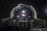 Pekerja melintas di dalam Tunnel Walini saat pengerjaan proyek Kereta Cepat Jakarta-Bandung di Kabupaten Bandung Barat, Jawa Barat, Selasa (14/5/2019). Pembangunan Proyek Kereta Cepat Jakarta - Bandung (KCJB) mencapai milestone baru setelah Tunnel Walini di Jawa Barat berhasil ditembus yang pengerjaannya dilaksanakan selama 15 bulan dengan panjang 608 meter ini menjadi tunnel pertama dari 13 tunnel KCJB lainnya yang berhasil ditembus. ANTARA JABAR/M Agung Rajasa/agr