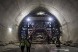 Pekerja melintas di dalam Tunnel Walini saat pengerjaan proyek Kereta Cepat Jakarta-Bandung di Kabupaten Bandung Barat, Jawa Barat, Selasa (14/5/2019). Pembangunan Proyek Kereta Cepat Jakarta - Bandung (KCJB) mencapai milestone baru setelah Tunnel Walini di Jawa Barat berhasil ditembus yang pengerjaannya dilaksanakan selama 15 bulan dengan panjang 608 meter ini menjadi tunnel pertama dari 13 tunnel KCJB lainnya yang berhasil ditembus. ANTARA JABAR/M Agung Rajasa/agr