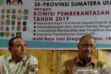 Ketua KPK Agus Rahardjo (kanan) bersama Gubernur Sumut Edy Rahmayadi (kiri) menjawab pertanyaan wartawan disela Rakor Pencegahan Korupsi Terintegrasi se Provinsi Sumut, di Medan, Sumatera Utara, Selasa (14/5/2019). Rakor yang diikuti para Wali Kota dan Bupati se Sumut tersebut dalam rangka pencegahan korupsi di lingkungan pemerintahan daerah. (Antara Sumut/Irsan)