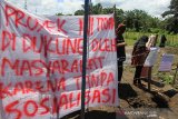 Sejumlah warga melakukan aksi pemblokiran jalan menuju lokasi pembangunan Pembangkit Listrik Tenaga Uap (PLTU) 3 dan 4 di Desa Suak Puntong, Kecamatan Kuala Pesisir, Nagan Raya, Aceh, Selasa (14/5/2019). Aksi pemblokiran tersebut dilakukan sebagai bentuk protes atas penolakan pembangunan PLTU serta menuntut pihak perusahaan untuk segera menyelesaikan proses ganti rugi terhadap lahan dan bangunan warga setempat. (Antara Aceh/Syifa Yulinnas)