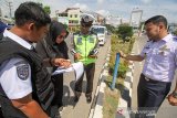 Polisi unit dikyasa Satlantas berkoordinasi dengan petugas Dinas Perhubungan saat pemetaan dan rencana rekayasa lalu lintas arus mudik di Lhokseumawe, Aceh, Rabu (15/5/2019). Kepolisian dan Dinas Perhubungan Lhokseumawe akan melakukan penambahan rambu-rambu dan marka jalan untuk mengantisipasi titik kemacetan (trouble spot), kecelakaan guna memperlancar arus mudik Lebaran Aceh tahun ini. (Antara Aceh/Rahmad)