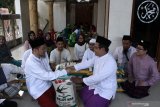 Direktur Utama perusahaan motivasi PT Total Quality Johan Yan (kiri) menyerahkan zakat fitrah kepada takmir masjid di Kawasan Waru, Sidoarjo, Jawa Timur, Rabu (15/5/2019). Kegiatan berbagi tersebut sebagai bentuk saling menghormati, serta menghargai antar umat beragama di bulan Ramadhan. Antara Jatim/Umarul Faruq/zk.