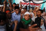 Calon wakil presiden nomor urut 02 Sandiaga Salahuddin Uno (ketiga kiri) melayani swafoto pendukungnya saat menghadiri acara di Surabaya, Jawa Timur, Rabu (15/5/2019). Sandiaga Uno bersilaturahmi dengan para ulama dan sekaligus berbuka puasa bersama dengan para relawan dan pendukung pasangan capres-cawapres nomor urut 02. Antara Jatim/Moch Asim/zk.