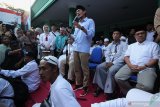 Calon wakil presiden nomor urut 02 Sandiaga Salahuddin Uno (tengah) didamping Direktur Materi Debat Badan Pemenangan Nasional (BPN) Prabowo-Sandi, Sudirman Said (kanan) berpidato di hadapan pendukungnya saat menghadiri acara di Surabaya, Jawa Timur, Rabu (15/5/2019). Sandiaga Uno bersilaturahmi dengan para ulama dan sekaligus berbuka puasa bersama dengan para relawan dan pendukung pasangan capres-cawapres nomor urut 02. Antara Jatim/Moch Asim/zk.