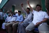 Calon wakil presiden nomor urut 02 Sandiaga Salahuddin Uno (ketiga kanan) didamping Direktur Materi Debat Badan Pemenangan Nasional (BPN) Prabowo-Sandi, Sudirman Said (kanan) dan sejumlah ulama mengepalkan tangannya saat menghadiri acara di Surabaya, Jawa Timur, Rabu (15/5/2019). Sandiaga Uno bersilaturahmi dengan para ulama dan sekaligus berbuka puasa bersama dengan para relawan dan pendukung pasangan capres-cawapres nomor urut 02. Antara Jatim/Moch Asim/zk.